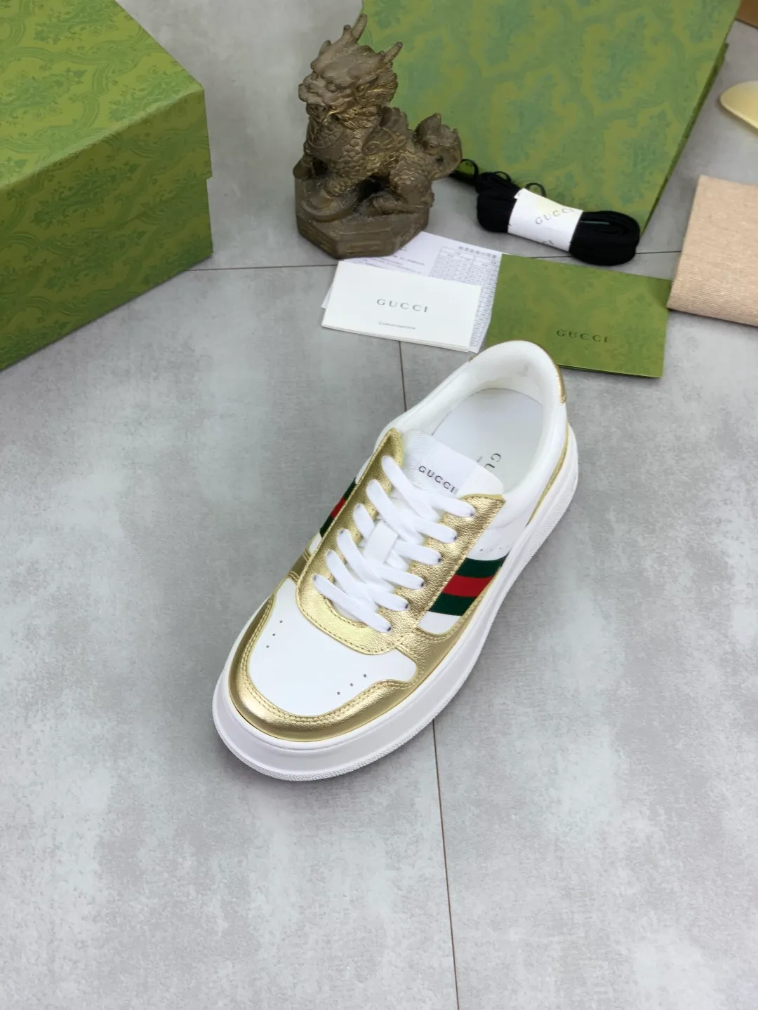 Men's shoes 💰P600 new GUCCI high version 🆕New series, 👫couple biscuit shoes, thick-soled sneakers, these are really comfortable, super light, comfortable and versatile, 👍a must-have item, this item is full of fun retro flavor. G’s new series continues to seek inspiration from daily life in other eras and incorporates the essence of current design to create refreshing designs. This sneaker is made of GG printed canvas and decorated with the classic double G monogram pattern, highlighting the profound connotation of the brand logo. GG printed embossed leather, glossy leather details, 5cm taller, instantly enhances your aura when worn! (With a complete set of packaging bags) Airplane box Size: 35-45